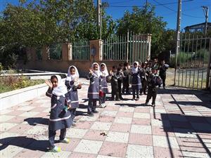 بازدید دانش اموزان  مدرسه ضیاالملوک قریب در مقطع اول و دوم ابتدایی از کتابخانه