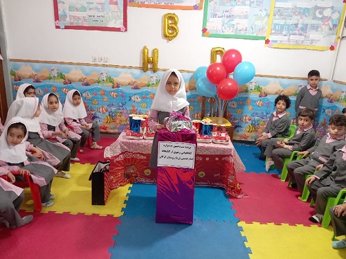 اهدای جایزه به برنده سیزدهمین دوره ی جشنواره کتابخوانی رضوی